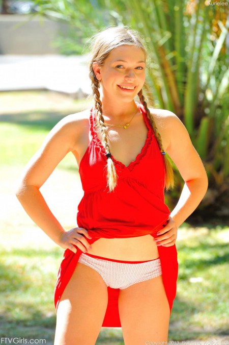 Милашка Aurielee Summers крутит обруч и оголяется