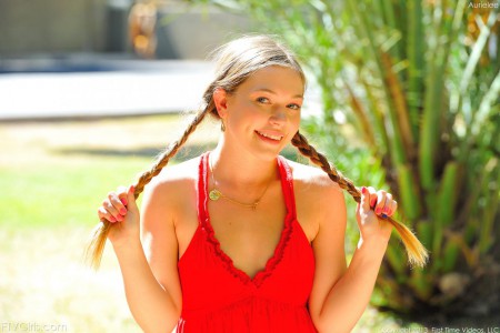 Молодая блондинка Aurielee Summers снимает одежду и трусики, чтобы нас подразнить