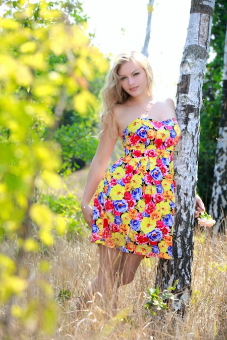 Ангельская блондиночка Alessandra A снимает милое платье и позирует обнаженной на природе