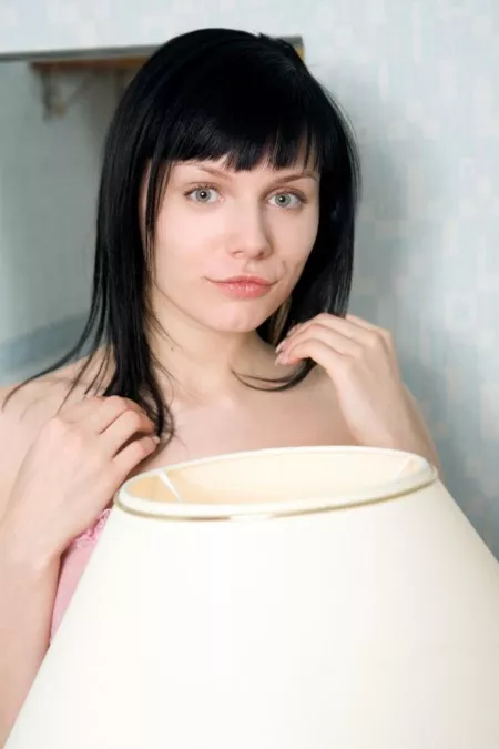 Элегантная брюнетка Anna Ac с черными волосами раздевается в эротичной фотосессии