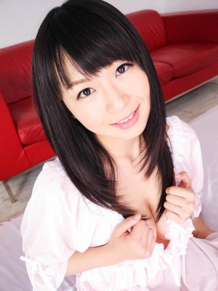 Милая азиаточка Nozomi Hazuki дает разорвать свою волосатую киску в этой хардкорной сцене