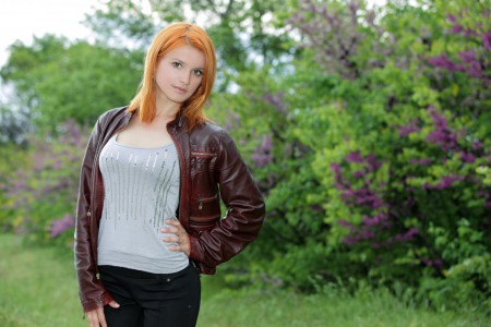 Красивое голое представление в исполнении рыжей лисички Violla A, которая проводит время на цветущем лугу