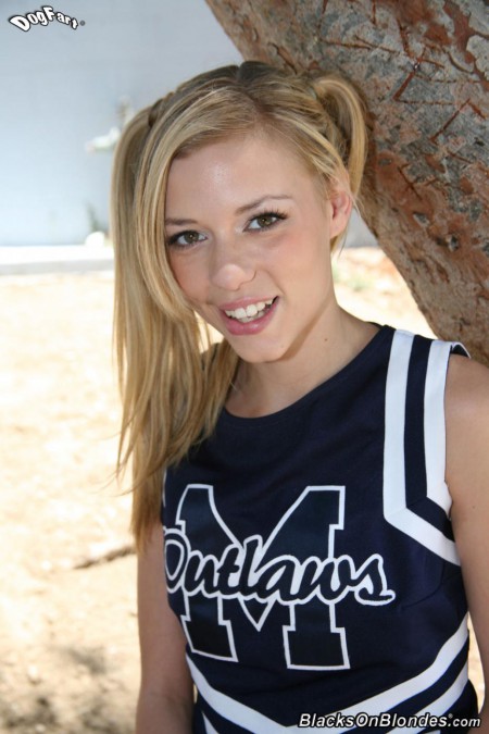 Молоденькая блондинка Nicole Ray трахается с огромным черным членом и он кончает ей в рот