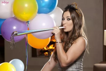 Брюнетка Dani Daniels раздевается после вечеринки