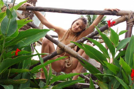 Сексуальная брюнетка-подросток с полной грудью и узкой киской Sofi A позирует на природе