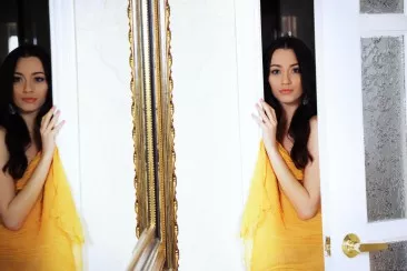 Сексуальная брюнетка Zsanett Tormay позирует завернутой в шелковую тряпочку, а потом показывает обнаженное тело