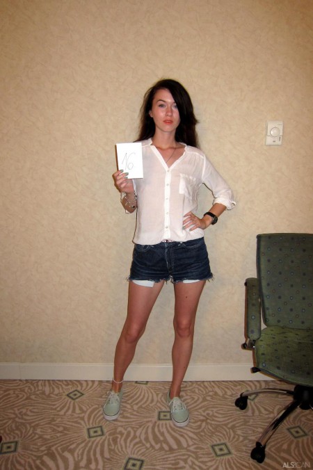 Милая девочка-подросток Misha Cross снимает одежду перед камерой и агентом по кастингу