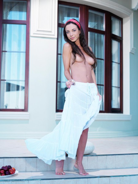 Очаровательная брюнетка Elle D показывает нам свои ножки, ждущую киску и невероятную грудь