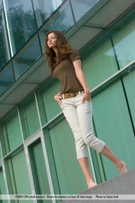 Сисястая богиня Susann Femjoy раздевается и показывает бритую дырочку