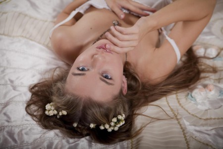 Божественная блондинка Milena D позирует в белом корсете и горячих чулках на кровати