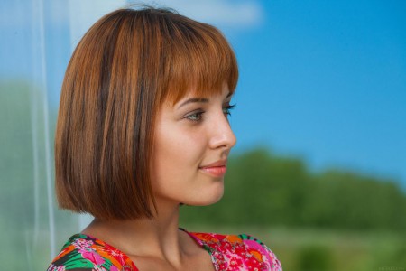 Красивая брюнетка Monika G снимает свое цветастое платье и показывает бритую щелку