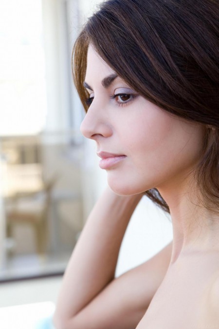 Элегантная брюнетка Astrud A ныряет в джакузи и позирует для нас голой