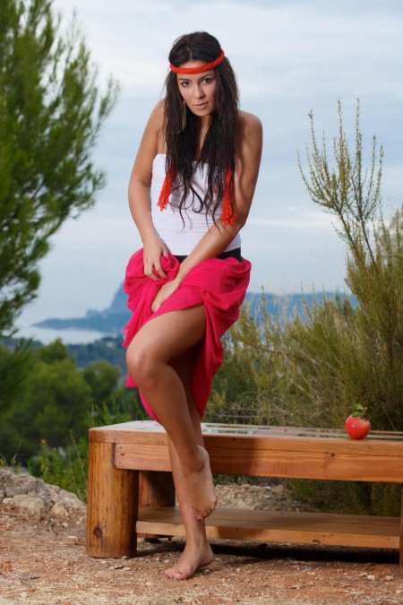 Gracy Taylor так соблазнительна, когда она обнажается на улице и показывает свое прекрасное загорелое тело