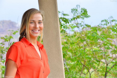 Сладкая блондинка Courtney Dillon раздевается и позирует с игрушкой в киске