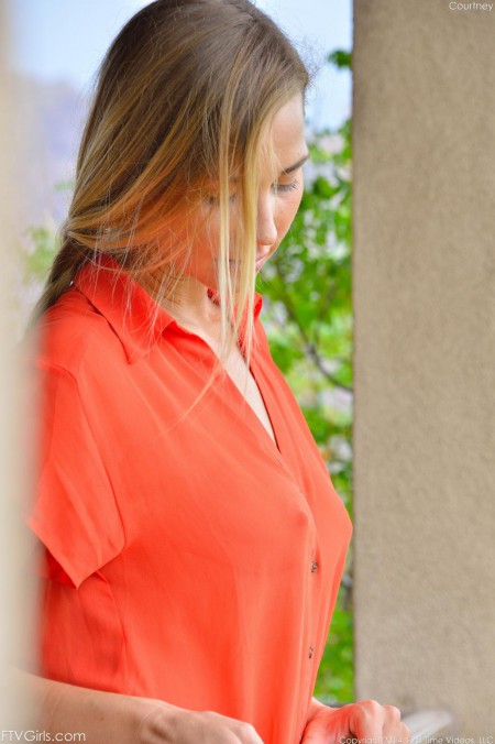 Элегантная и грудастая подросток блондинка Courtney Dillon играется с секс-игрушкой