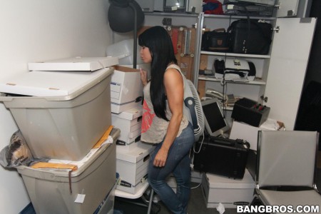 Игривая брюнетка с большими сиськами - Nikki Delano, трахается и жадно принимает сперму на лицо