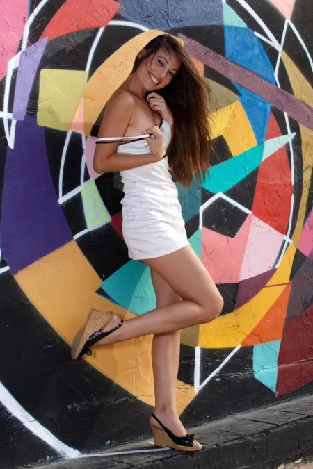 Похотливая брюнетка Lorena Morena позирует голой и изгибается, показывая свою волосатую пизденку