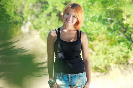 Негодная рыжая куколка Violla A остается на четвереньках и дает всем рассмотреть свою бритую киску