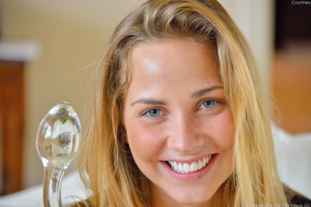 Блондинка Courtney Dillon поиграв со своим клитором показывает свои небольшие титечки в бассейне