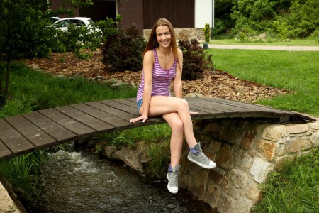 Горячая куколка Alexis Crystal позволяет Gina Devine играть в грязную, фетишную игру со своей горячей киской