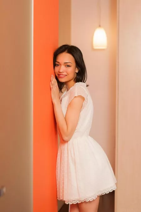 Азиаточка Bansari A выпрыгивает из трусиков, чтобы показать свою бритую писечку