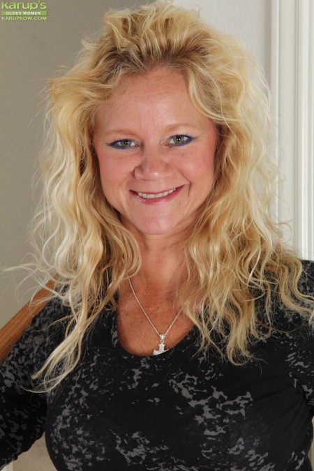 Зрелая Ali Jones показывает голое тело и раздевается