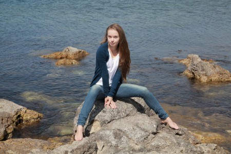 Молоденькая блондинка Milena D раздевается у океана и соблазняет своим прекрасным телом