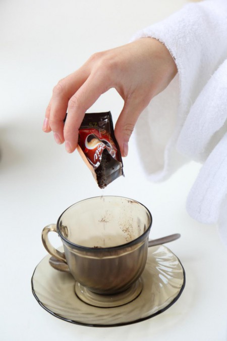 Красивая блондиночка Vika D принимает горячую ванну и показывает свою бритую киску