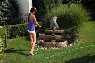 Сладкая брюнетка Tanner Mayes обрабатывает сад и свою аппетитную молоденькую киску