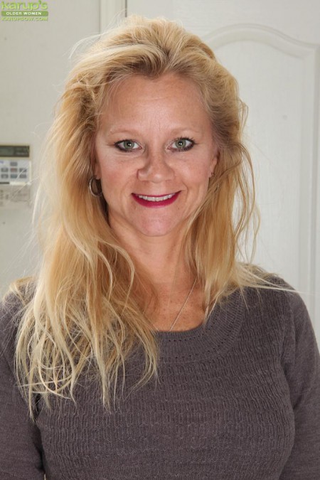 Грудастая блондинка мамочка Ali Jones снимает всю свою одежду и показывает свою розовую дырочку