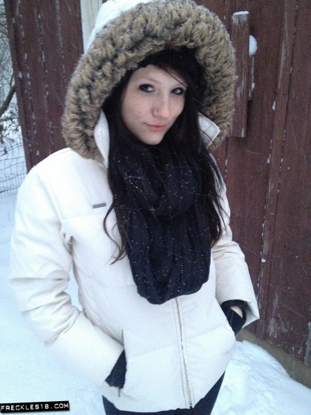 Шаловливая куколка Freckles достаточно смелая чтобы показать свое эротичное белье в морозный зимний день