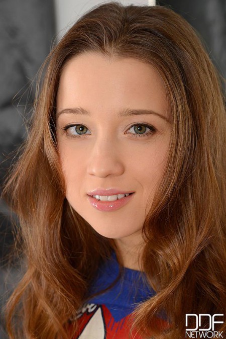 Возбужденная девочка-подросток Eva Shanti обхватывает стоячий член своими губками