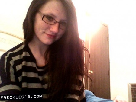 Ботанка Freckles приглашает подружку присоединиться и полизаться перед камерой