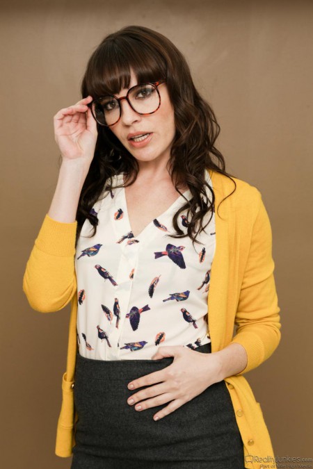 Зрелая Dana DeArmond показывает сиськи и киску, оставаясь в тонких чулочках