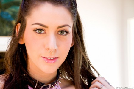 Ничего, кроме крошечных стрингов, не пикрывает чудную промежность Luna Kitsuen