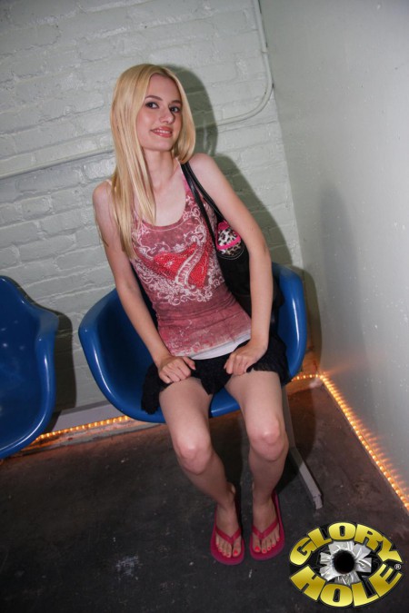 Блондинка Kennedy Kressler с бритой киской развлекается с черным членом через дырку в кабинке туалета