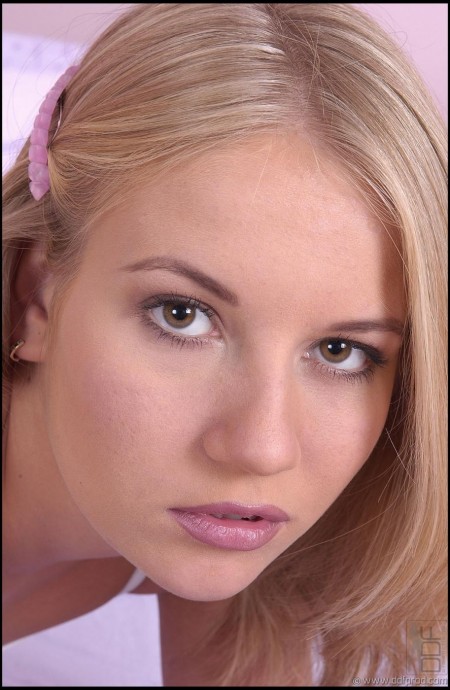 Белокурая красотка - малолетка Amanda M бурит свою свежую киску и тугую задницу розовым долотом