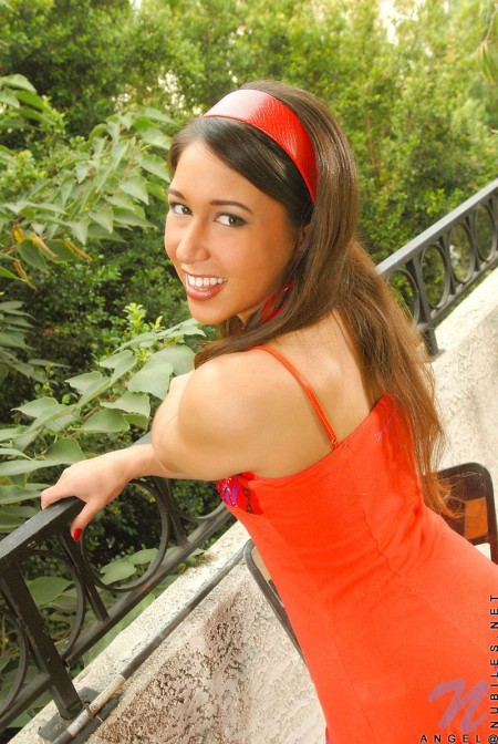 Длинноволосая малолетка Angel Nubiles кружится в стрип-танце, демонстрируя свои розовые прелести