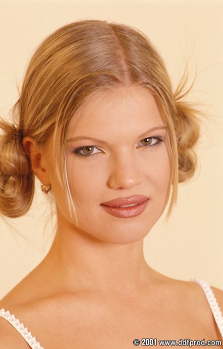 Клевая черлидерша раздевается и проникает в свою киску длинным розовым самотыком. Знакомься, это - Stella ddf