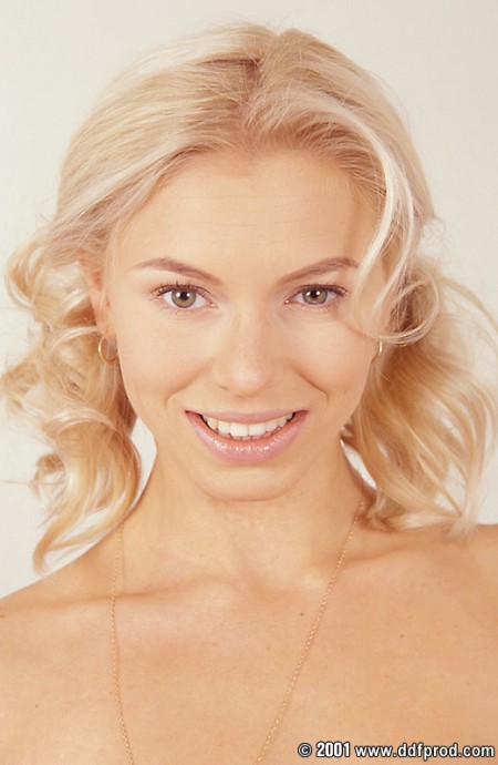 Игривая златовласка с милыми косичками Solange снимает свое белье и раздвигает мокрые половые губки