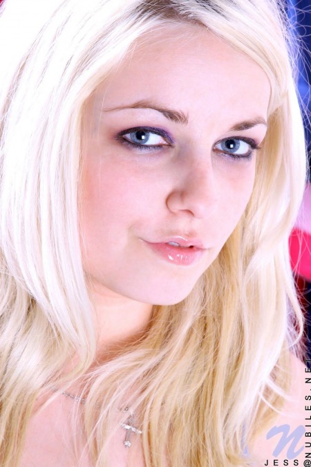 Выглядя такой крутой в своей кепке Danielle Trixie показывает свою подростковую сущность играя и раздеваясь