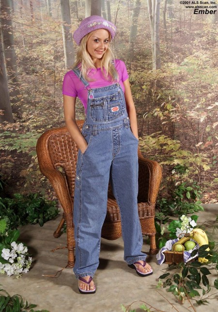 Присев на корточки и теребя пухлую киску Britney Luv показывает мясистые половые губки