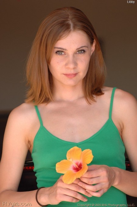 Около бассейна развратная Cindy Sterling показывает свою дырочку между молочных ножек