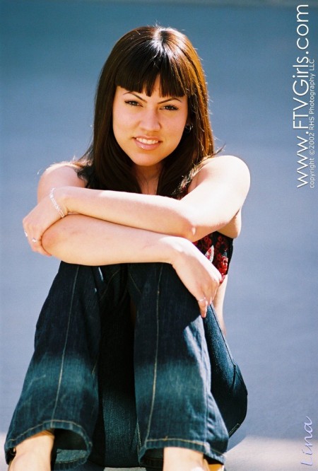 С помощью света на улице, чтобы подчеркнуть красоту, Foxy Lady позирует для фотографий