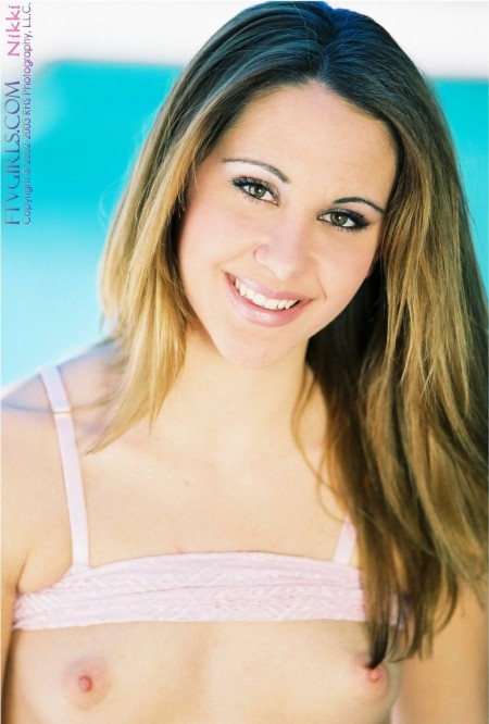 Кареглазая милашка Kinzie Kenner раздевается у бассейна, чтобы показать милую дырочку и классную грудь