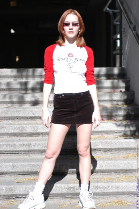 Рыжая Smokie Flame ласкает сиськи и показывает лысую киску