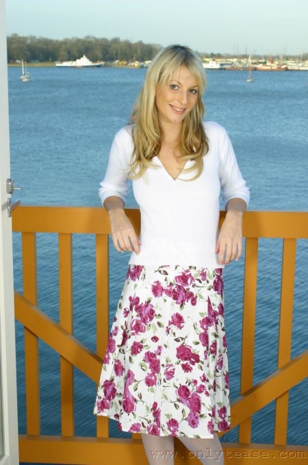 Милая блондинка в белых чулках Jamie C снимает верх, наслаждаясь видом на бухту