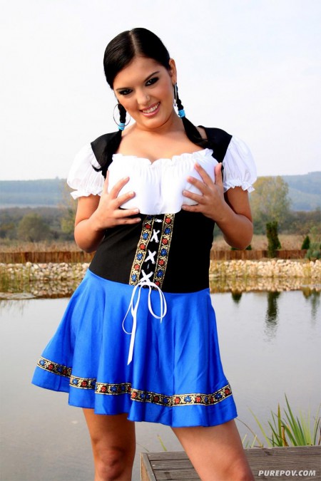 Деревенская девочка Jasmine Black устраивает стрип-шоу, а потом хорошенько трахается у озера