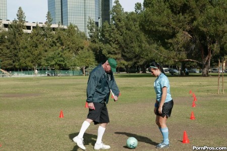 Похотливая Alexa Jordan жестко трахается с пожилым лысым тренером