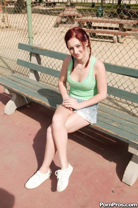 Рыжая девочка-подросток Cameron Love соблазняет старого мужика и грубо трахается с ним